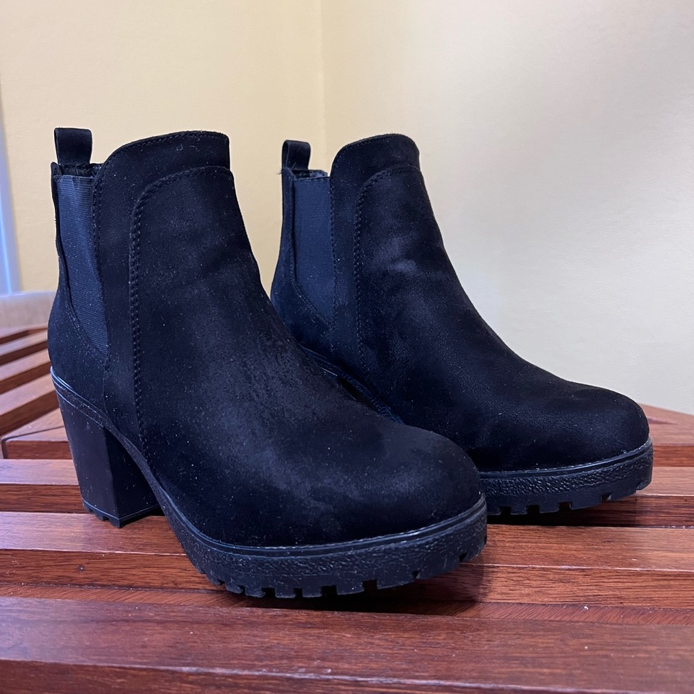 Black booties chunky heel / size 9